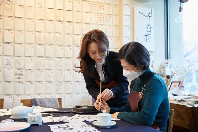 create-a-korean-calligraphy-scroll-in-insadong-seoul_1